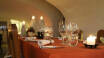 Restauranten byder på en enestående autentisk stemning med levende lys, lave buede lofter og hvidkalkede vægge.