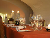 Das Restaurant Kongens Kælder bietet mit flackernden Kerzen, niedrigen, gewölbten Decken und weißen Kalkwänden eine ganz einmalige, authentische Atmosphäre.