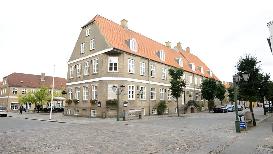 Det historiska hotellet ligger vackert i Christansfeld. Det var här avtalet om eldupphör i det dansk-tyska kriget skrevs under 1864.