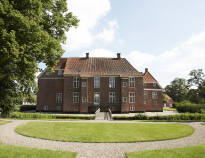 Bei gutem Wetter können Gäste vor dem Gasthof sitzen und einen Kaffee sowie die schöne Aussicht auf das Schloss und den See genießen.