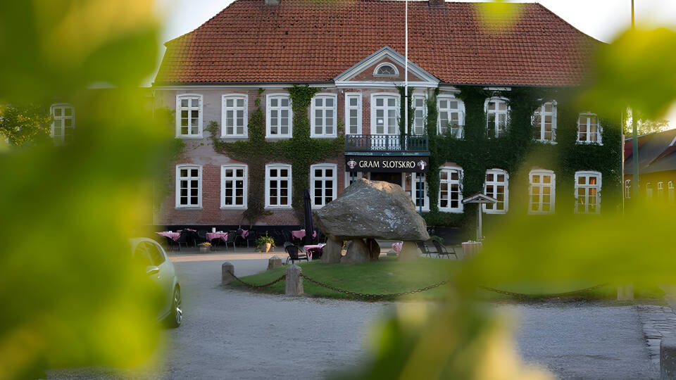 Gæster på Gram Slot & Slotskroen indkvarteres på Slotskroen eller i den dertilhørende værelsesfløj.