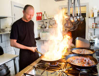 Køkkenchefen står for den dejlige danske, klassiske kromad som serveres i en let og uformel atmosfære i den hyggelige restaurant.