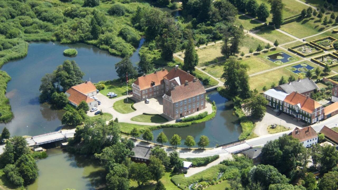 Gram Slotskro ligger i naturskønne omgivelser i Gram, lige ved byens imponerende slot og med kort afstand til centrum.