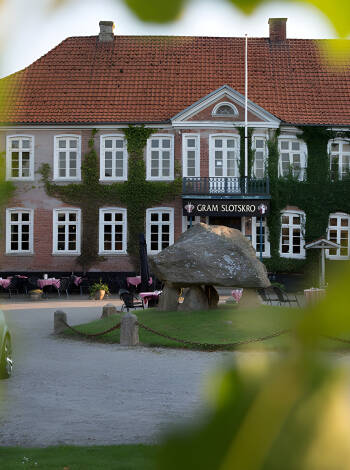 Gjester på Gram Slott & Slottskro innkvarteres på Slottskroen eller i den tilhørende romfløyen.