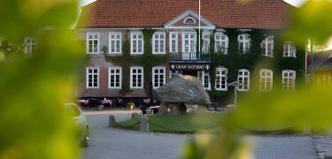 Gjester på Gram Slott & Slottskro innkvarteres på Slottskroen eller i den tilhørende romfløyen.
