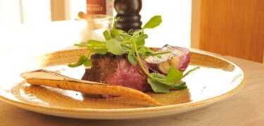 Kjøkkensjefen står for den deilige middagen, hovedsakelig laget av egne økologiske råvarer som serveres i den koselige restauranten.