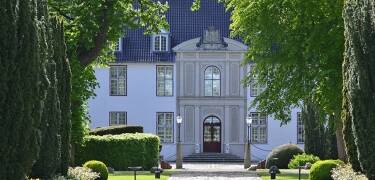 På Schackenborg Slot kan I lade jer forføre af den royale stemning og opleve kongefamiliens gemakker på tætteste hold