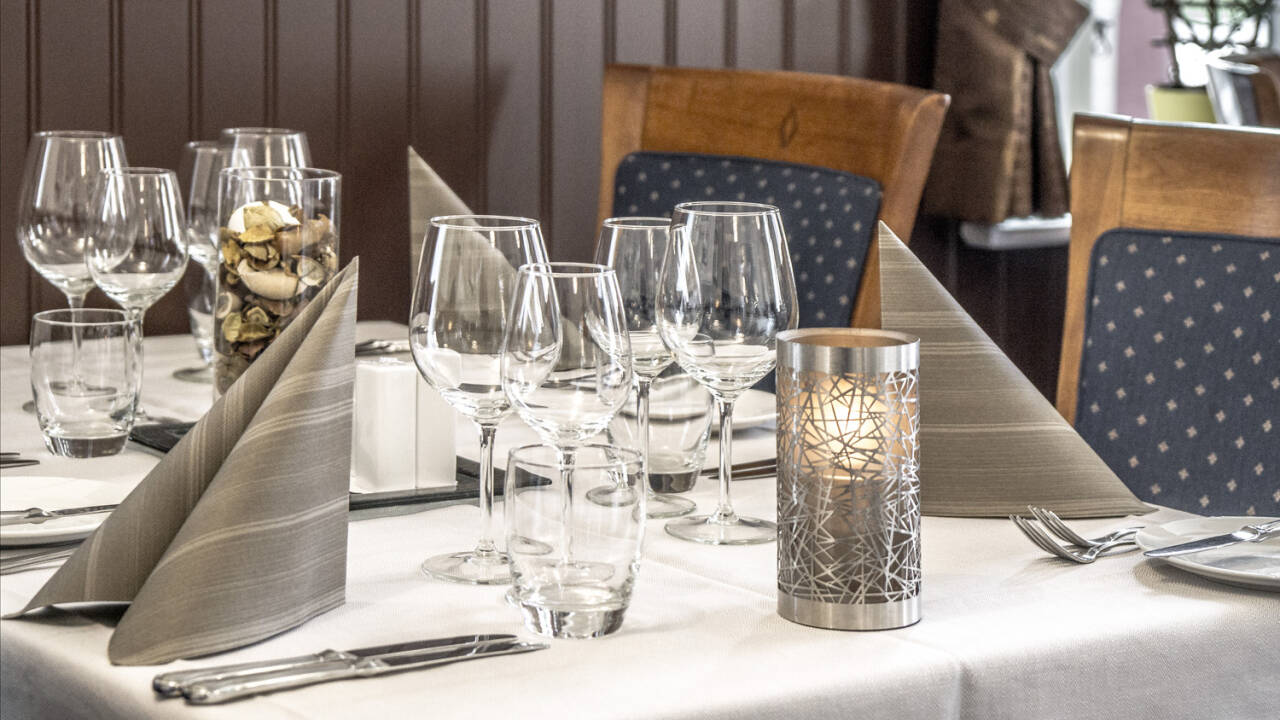 Et ophold på Røde-Kro står i madens tegn og inkluderer et moderne madkoncept med 10 anretninger, serveret af 5 omgange. Vinmenu kan tilkøbes!
