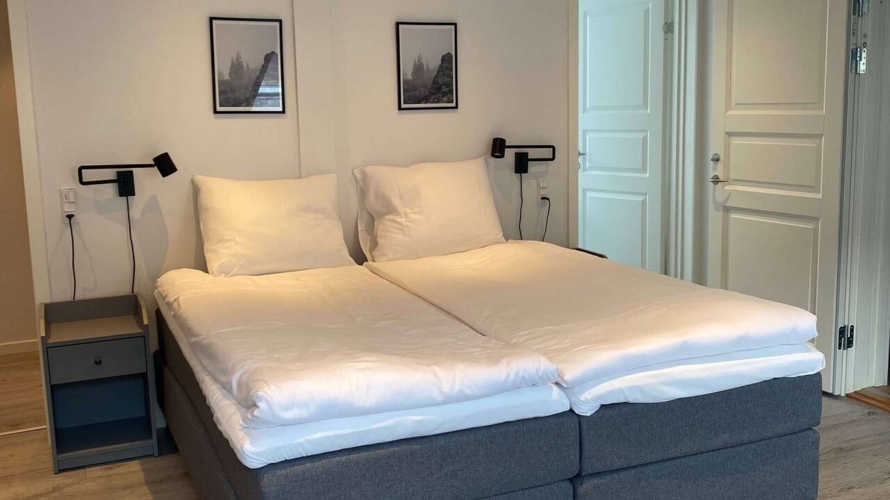 Den gode nattesøvn sikres af lækre kvalitets-senge på alle værelserne. Billedet er fra en Junior Suite.