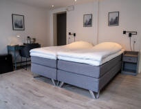 Den gode nattesøvn sikres af lækre kvalitets-senge på alle værelserne. Billedet er fra en Junior Suite.