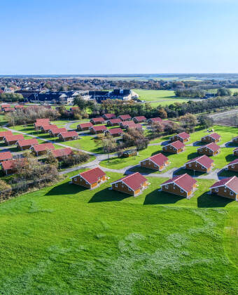 Skærbækcentret er en altomfattende ferieby, der tilbyder alt, hvad der er nødvendigt for en perfekt familieferie. Uanset om du søger afslapning eller aktive eventyr, har dette center det hele.