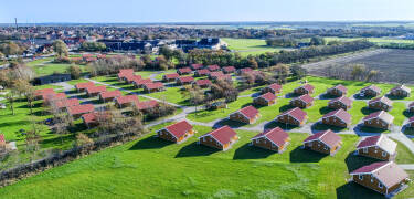 Skærbækcentret er en altomfattende ferieby som tilbyr alt du trenger for en perfekt familieferie. Enten du er ute etter avslapping eller aktive opplevelser, har dette senteret alt.