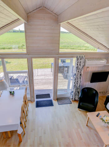 Semesterhusen är designade och inredda med stor omsorg så att du får en avkopplande och bekväm vistelse.