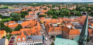 Gå på oppdagelsesferd: Tønder og Ribe ligger bare 20 minutter fra feriestedet. Du kan nå grensen til Tyskland på en time.