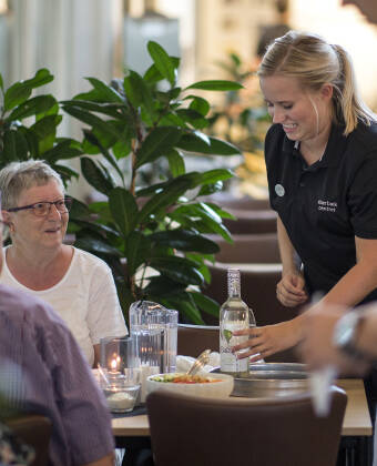 På Skærbækcentret møter du et team som er kjent for sin hjelpsomhet og eksepsjonelle service, og som sørger for en hyggelig og sømløs ferieopplevelse for alle familier.