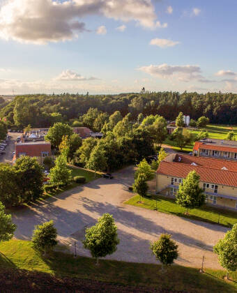 Ruhig gelegen zwischen Middelfart und Odense, ist das Fjelsted Skov Hotel von Natur umgeben.