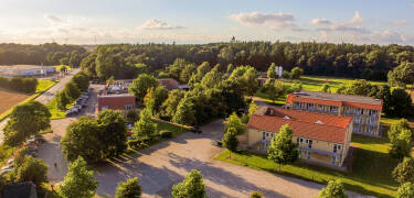 Fredelig plassert mellom Middelfart og Odense, ligger Fjelsted Skov Hotel midt i naturen.
