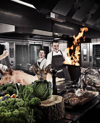 Restauranten byr på en innbydende kveldsbuffet med fisk, kjøtt, salater og nybakt brød.