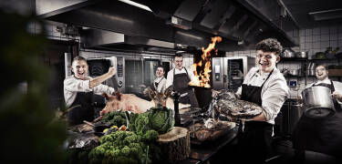 Restauranten byr på en innbydende kveldsbuffet med fisk, kjøtt, salater og nybakt brød.
