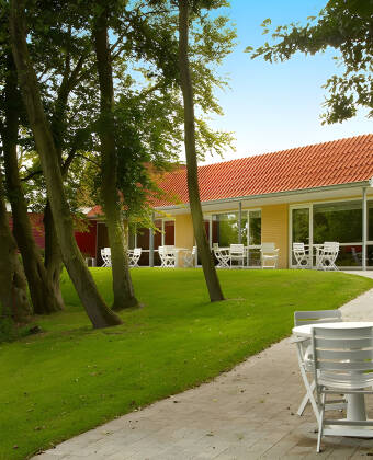 Slap af udendørs med en kop gratis kaffe eller te, mens du nyder den rolige, grønne natur omkring dig.