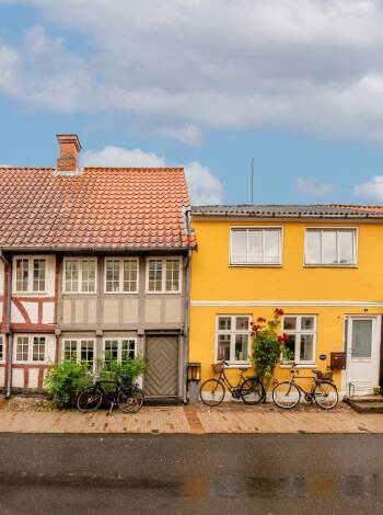 Opplev Middelfarts historiske arkitektur, brosteinsgater, fargerike hus og kulturarenaer som CLAY Keramikmuseum.