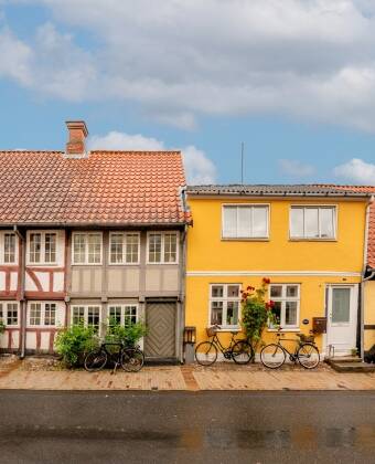 Oplev Middelfarts historiske arkitektur, brostensbelagte gader, farverige byhuse og kulturelle steder som CLAY Museum of Ceramic Art.