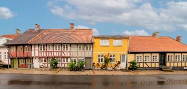 Entdecken Sie Middelfarts historische Architektur, Kopfsteinpflasterstraßen, farbenfrohe Stadthäuser und kulturelle Einrichtungen wie das CLAY Museum of Ceramic Art.
