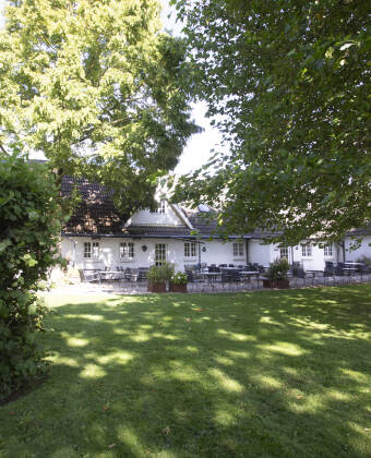 Hotellets frodige have og landlige omgivelser giver de perfekte rammer for at slappe af og sætte pris på livets enkle glæder.