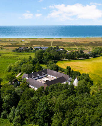 Gå en rolig tur til den nærliggende strand, der er perfekt til morgenture, solbadning eller bare til at indånde den salte havluft.