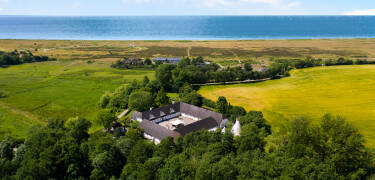 Gå en rolig tur til den nærliggende strand, der er perfekt til morgenture, solbadning eller bare til at indånde den salte havluft.