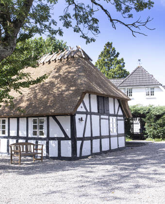 Gl. Brydegaard tilbyr en unik, landlig tilfluktssted i en tidligere bondegård, der fullt moderniserte bygninger blander historisk sjarm med moderne komfort.