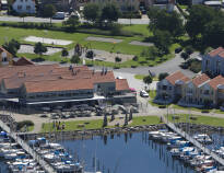 Hotellet ligger rett ved Rudkøbing Havn i kort avstand til byens sentrum.