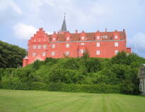 Besuchen Sie das schöne Tranekær Schloss und Schlossmuseum, das Einblicke in die Geschichte der Region gewährt.