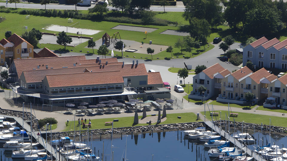 Hotellet ligger alldeles vid hamnen i Rudkøbing nära stadens centrum.