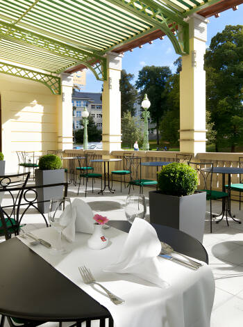 Hotellet har to restauranter – Benada med morgenbuffet og à la carte-menu, og Hospoda Na Růžku med traditionel tjekkisk kro mad – samt café og bar.