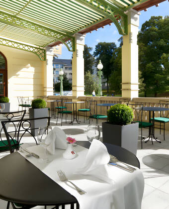 Hotellet har två restauranger: Benada med frukostbuffé och à la carte, samt Hospoda Na Růžku som serverar traditionell tjeckisk pubmat, samt ett café och en bar.