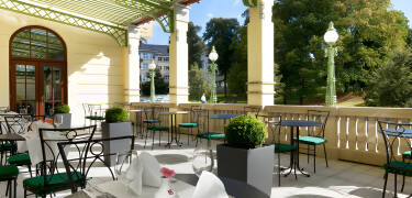 Hotellet har to restauranter – Benada med morgenbuffet og à la carte-menu, og Hospoda Na Růžku med traditionel tjekkisk kro mad – samt café og bar.