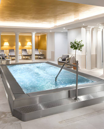 Wellness Zlaté SPA bietet Annehmlichkeiten wie Whirlpool, Dampfkabine, Sauna, Hot Tub, Fitnessraum und Massagen.