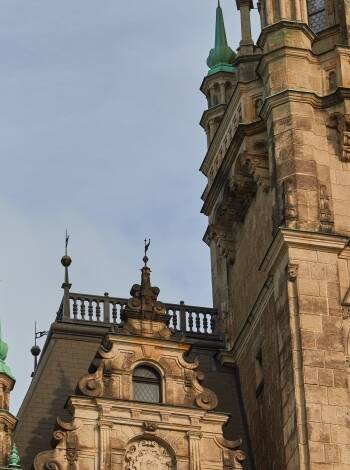 Besteigen Sie den Turm des Rathauses von Liberec – ein beeindruckendes Gebäude im Stil der Neorenaissance im Stadtzentrum.