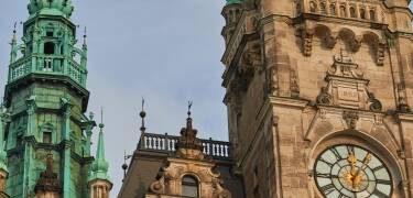 Besteigen Sie den Turm des Rathauses von Liberec – ein beeindruckendes Gebäude im Stil der Neorenaissance im Stadtzentrum.
