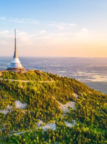 Der nahegelegene Ještěd ist bekannt für seinen futuristischen Fernsehturm und die Panoramaausblicke. Sie können wandern, die Seilbahn nehmen oder im Winter Ski fahren.
