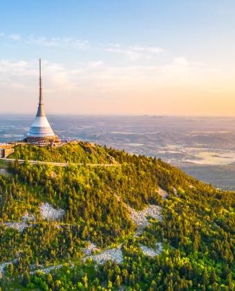 Det närliggande Ještěd-berget är känt för sitt futuristiska TV-torn och panoramautsikt. Här kan du vandra och åka linbana eller åka skidor på vintern.