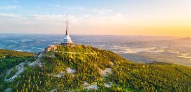 Det nærliggende Ještěd er kendt for sit futuristiske tvtårn og panoramaudsigt. Du kan vandre, tage svævebanen eller stå på ski her om vinteren.