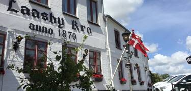 Hos Låsby Kro kan dere oppleve ekte dansk krotradisjon midt i Søhøjlandet.