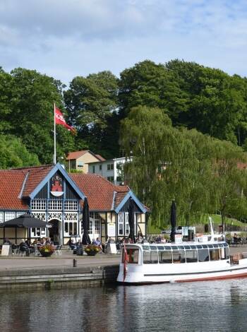 Eine kurze Fahrt vom Hotel entfernt befindet sich Silkeborg, wo Sie einen Ausflug mit dem „Hjejlen“ und mehr unernehmen können.