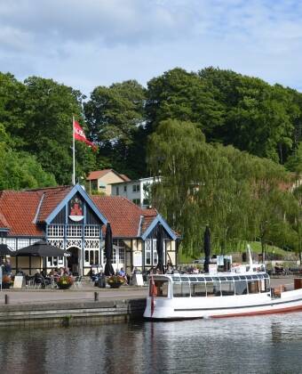 En kort køretur fra hotellet ligger Silkeborg, hvor I kan tage en tur med Hjejlen og opleve naturen omkring Gudenåen.