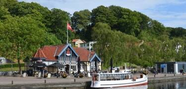 En kort køretur fra hotellet ligger Silkeborg, hvor I kan tage en tur med Hjejlen og opleve naturen omkring Gudenåen.