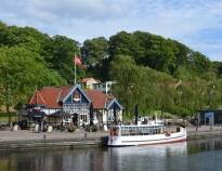 En kort bilresa från hotellet ligger Silkeborg, där kan ni ta en tur på vattnet med Hjejlen.