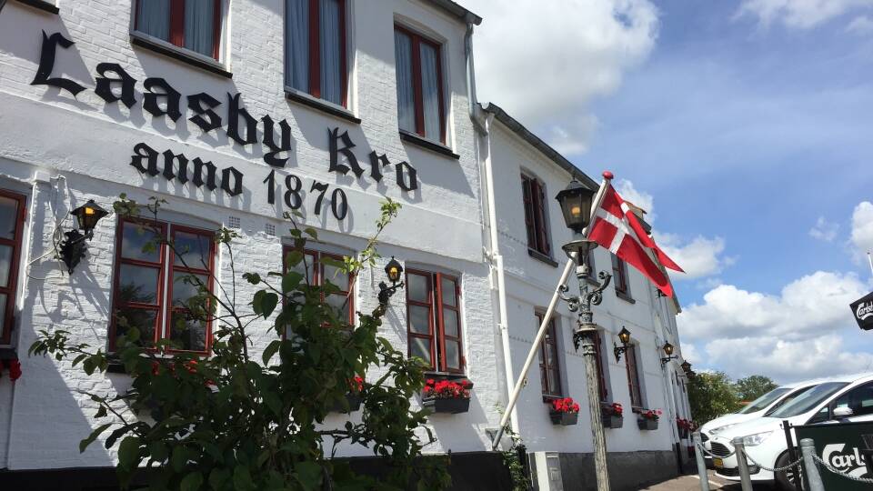 På Låsby Kro upplever ni äkta dansk kro-tradition mitt i Søhøjlandet.