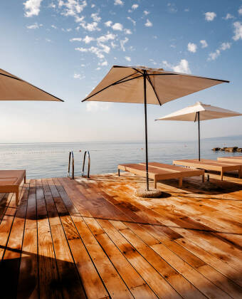 Der private Zementstrand des Hotels blickt auf die Adria.